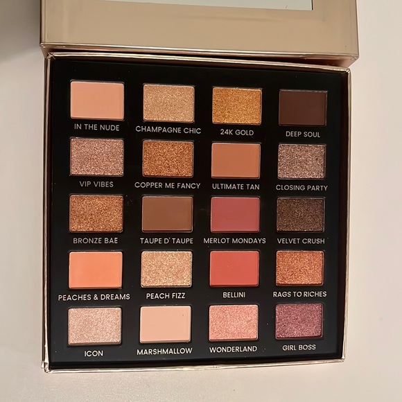 Iconic London Day to Stay Palette - Picture 2 of 4